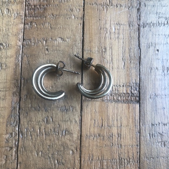 Mejuri Assembly gold vermeil huggie hoops - Picture 3 of 3